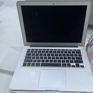 *****SOLD Apple MacBook Air 13 I7 8GB 128gb with box and free case.